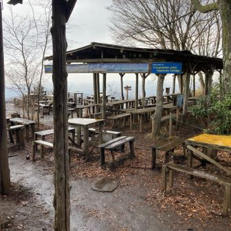 少し雨宿りしましたが、通り雨じゃなさそうなのでレインウェア着て先へ