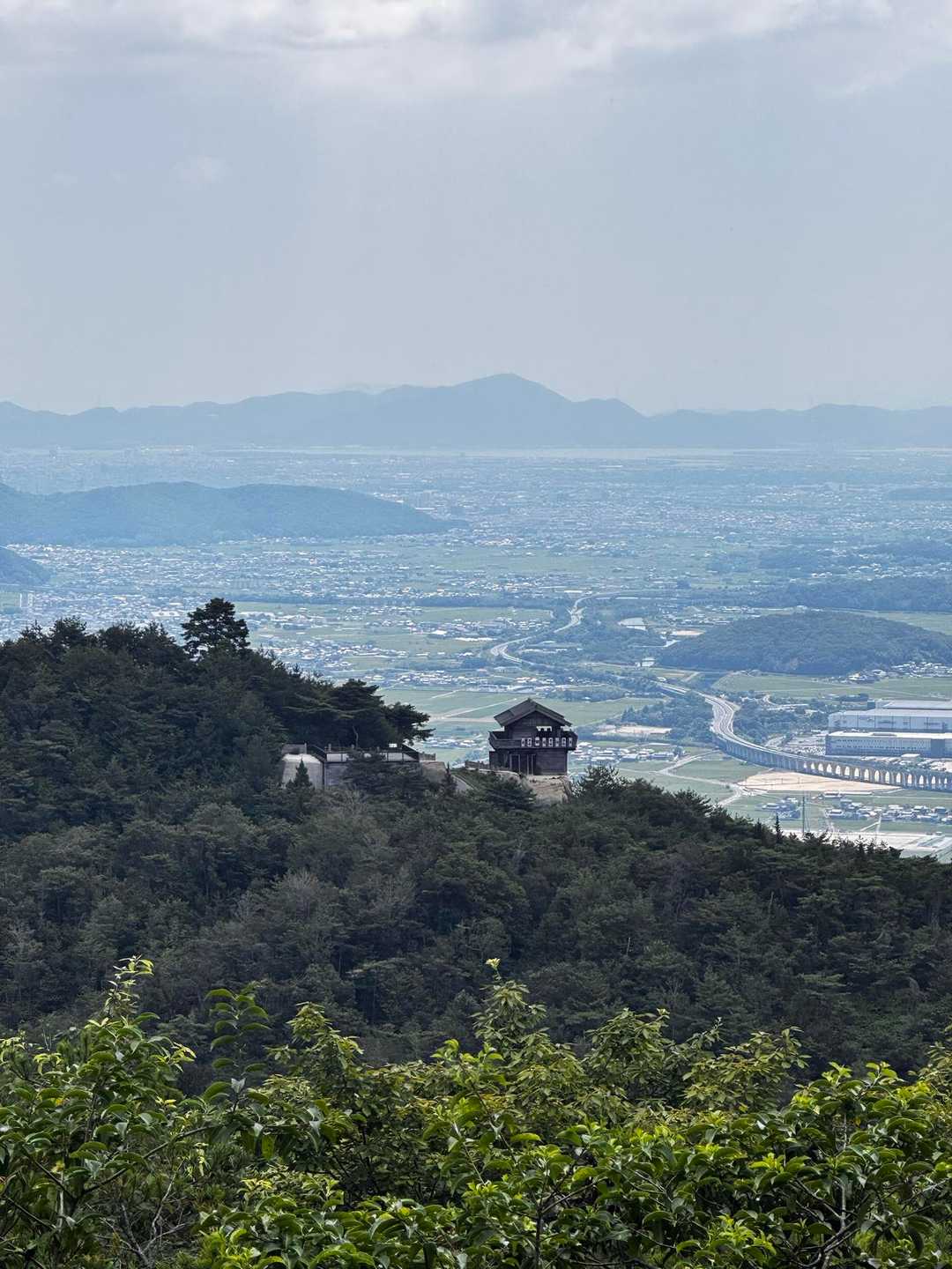 ﾋﾟｰｸの少し奥に展望台あり。
そこからも鬼城山見えます(ﾟ∀ﾟ)