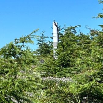 火山観測の器具はあちこちに設置されてた