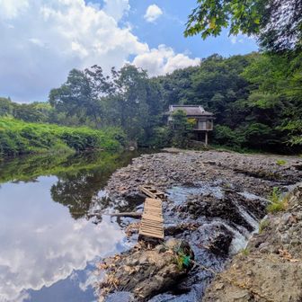 川から滝に流れ込む水が少ない！
