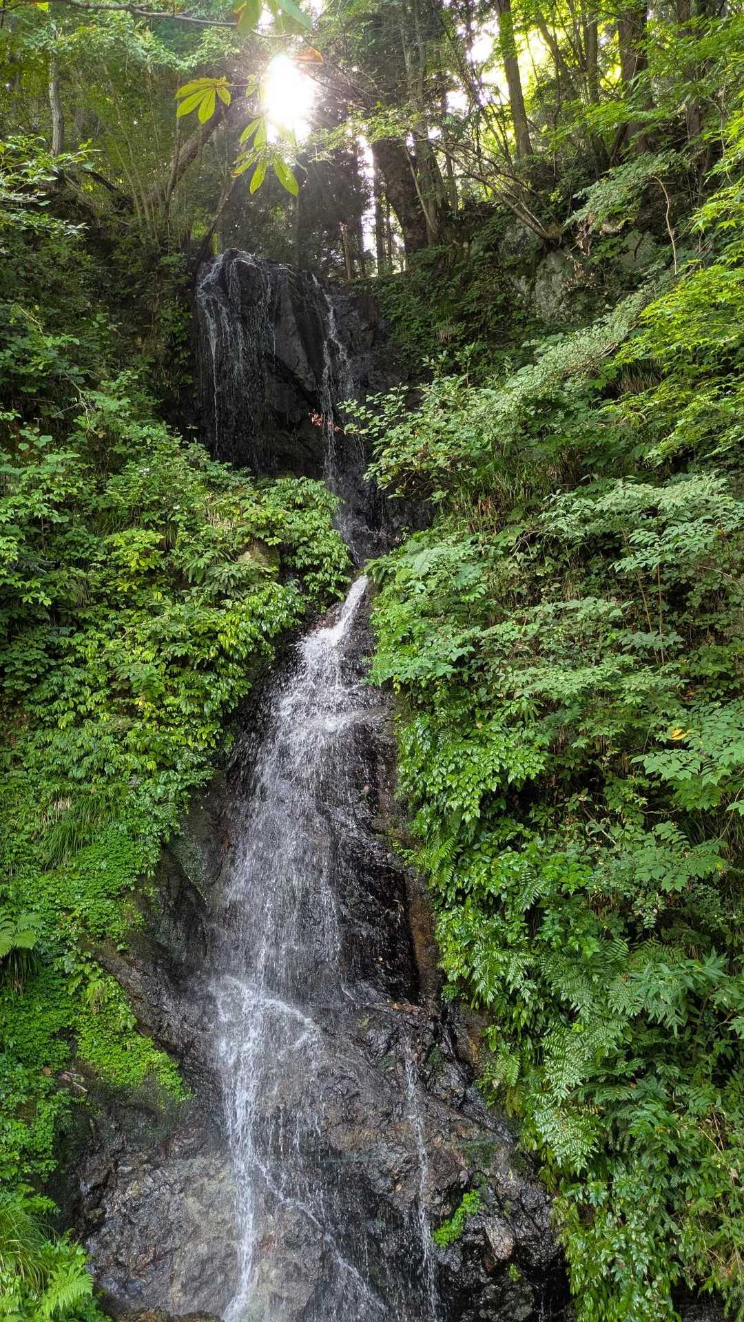 名もなき滝が気持ち良い。