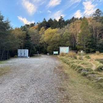 別荘地を抜けて南八ヶ岳林道登山口まできました
※10/26まではここまで車で入ってこれるようです。杣添尾根登山口には🚾がありませんがここには仮設🚾があります。