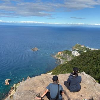 ２人とも高所恐怖症のようで怖いが勝ってしまいました💧近くにいた登山者にここまで来たのに行かないのは勿体無いと背中を押されてなんとかここまで移動。