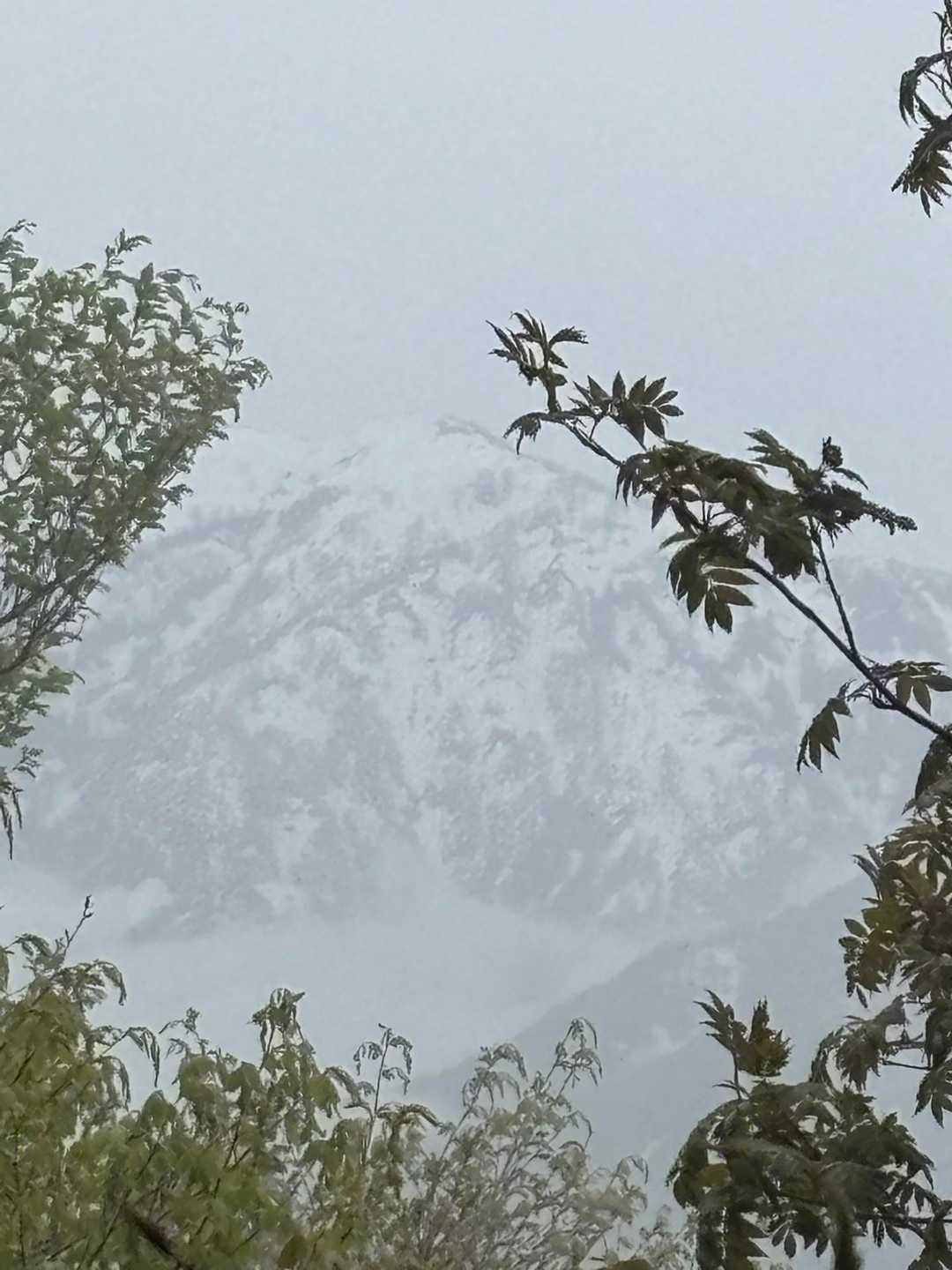 南砺市のヘソから見えた人形山