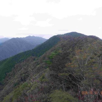 手前が赤鞍ヶ岳(朝日山)