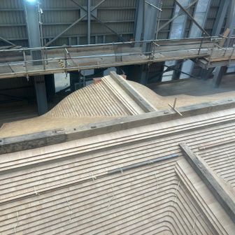 当初10年間の予定でしたが、参拝者のために工事期間中も拝観できるよう「修学ステージ」を設置したことや、廻廊の屋根改修に必要な長野県産サワラ材の確保が困難であったことなどが理由で、工期が延長されています