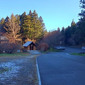 風穴登山口の駐車場は、雪はほぼありません