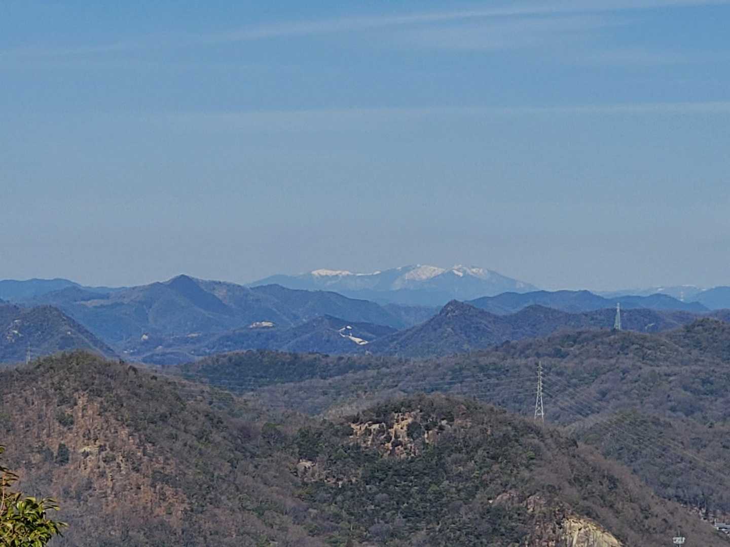 奥に❄️雪に覆われた山⛰️が、何山⁉️

Answer…岡山県の後山⛰️でした。
岡山県最高峰の⛰️ですが、この⛰️山頂に岡山と兵庫の表記がされてます。