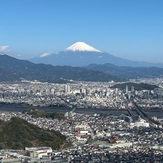 朝鮮岩からも美しい富士山と静岡市街🤩
ここから約35分歩いて無事に下山しました！ 2025年ラストは最高の天気に恵まれて素晴らしい周回をする事が出来ました😆 