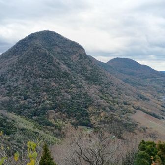 筆ノ山から振り返って我拝師山と火上山
