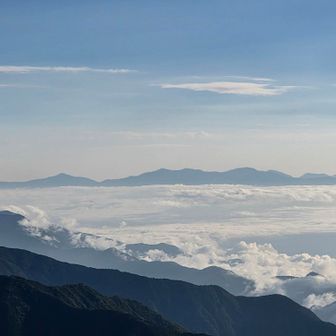 秩父方面の山々が 見えた。
※雲海に浮かぶ島並のようだ。