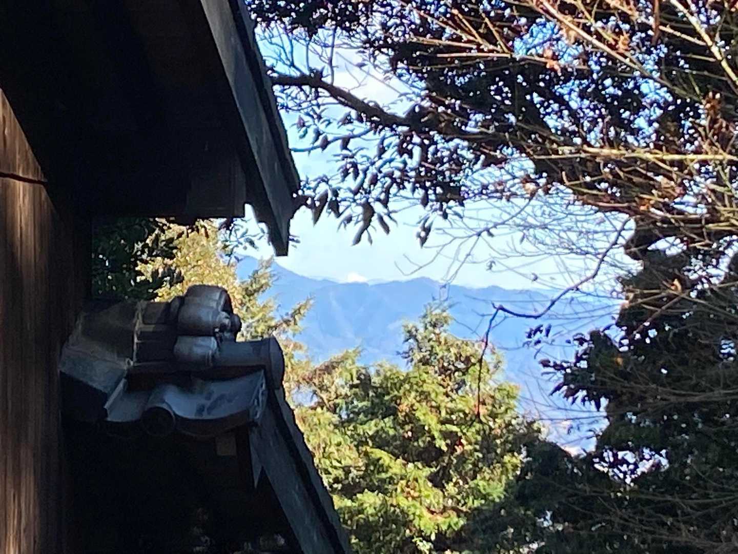 富士山が見えました
中央の白い山です🏔️