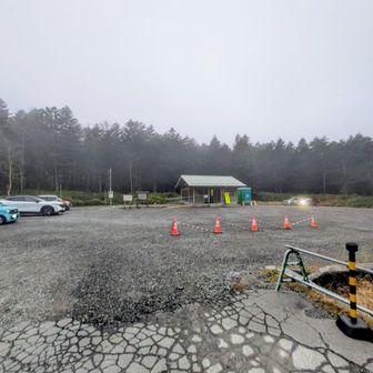 というわけで、麦草峠公共駐車場にやってきました！蓼科山周辺の登山口はいろいろありますが、いつか日帰り八ヶ岳縦走をやろうと思ってるので、ルート確認も含めてここからスタート。すでに標高2100mあってなかなかに冷えてます。この日は路面凍結は無かったですが、念のためスタッドレス履いてきました。
駐車無料・トイレ有り(協力金100円)・スマホはソフトバンク電波がかろうじて入る感じ。docomoは入りませんでした。