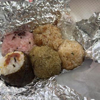 昼弁当は味の異なるボール型おむすび🍙