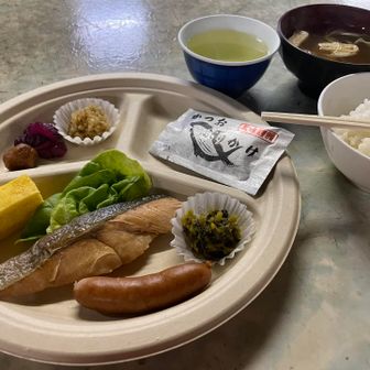 またあまり眠れず、心拍数上がったままでしたー。
でもきちんと朝ごはん食べて、下山の準備！