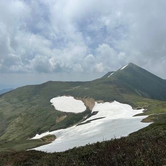 大朝日岳が近づくにつれ少し晴れ間が😀