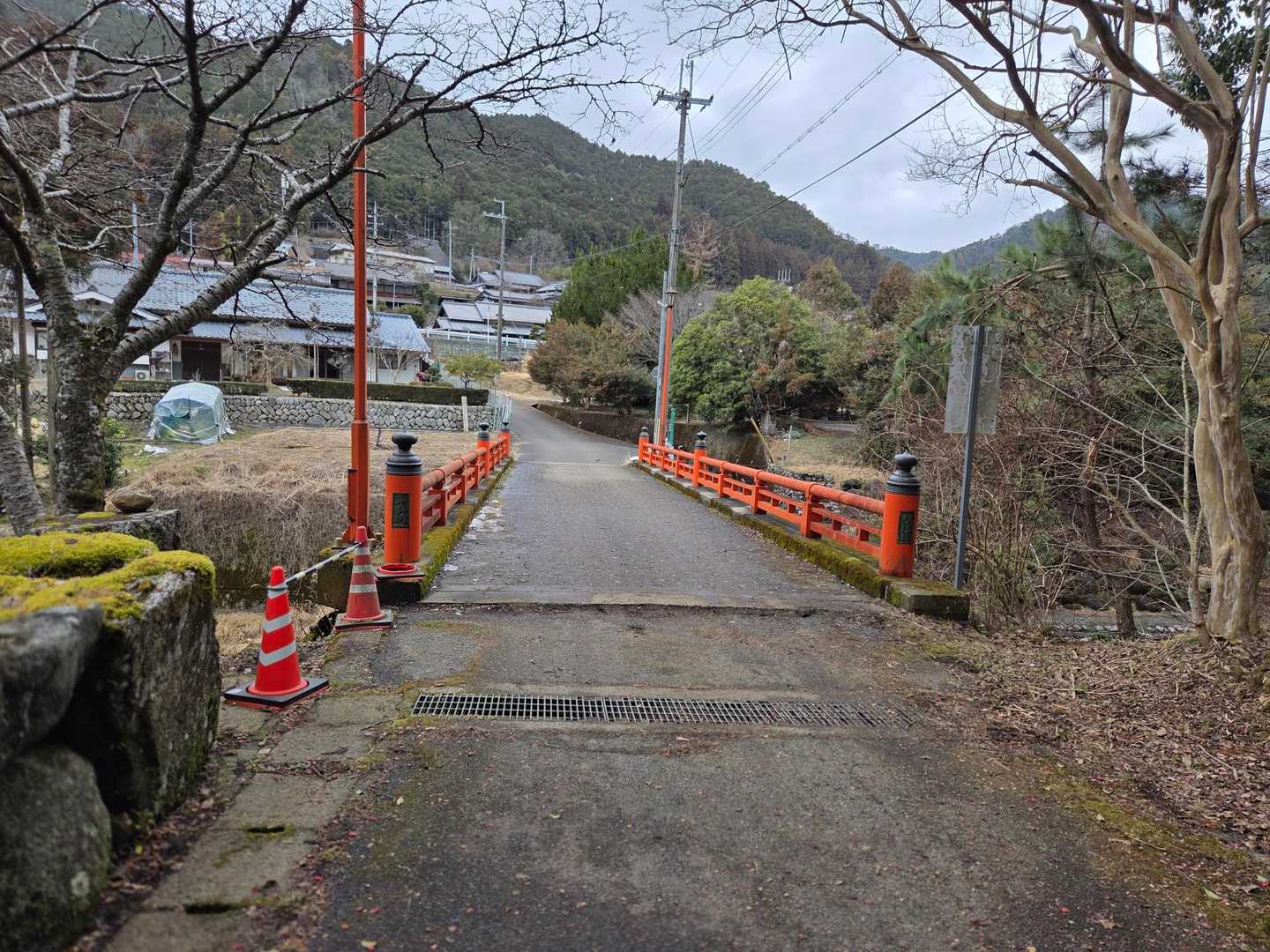 この橋を渡って左に曲がるとたかすみ温泉♨️です