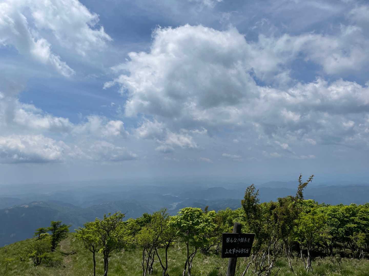 山頂横の展望台から見た南側の山々🤩
