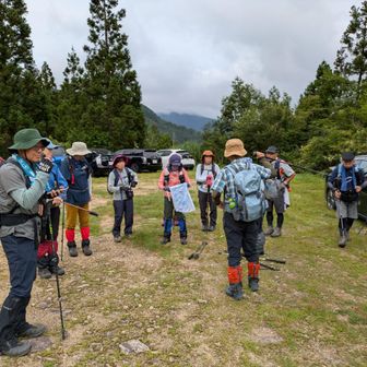 ３台１２人の参加　一番最近来たのは５年前だったか？なお🌸の会ではマダニに対しての危機意識は高く、出発前にはスプレーをかけ、肌の露出も少ない服装にしている　ゲーターも着けている人が多い