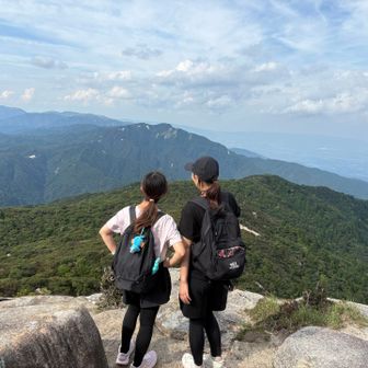 登山初の2名はここから、裏道に移動し下山開始。
お馴染みの若手2名は師匠に任せて、桃岩、きのこ岩を巡ることに。一旦別れます。