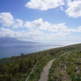 人が増えてきた
雲の利尻島を左手に見ながら、島の南端を目指す