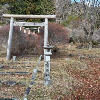 局ヶ岳神社。駐車場はすぐ隣。