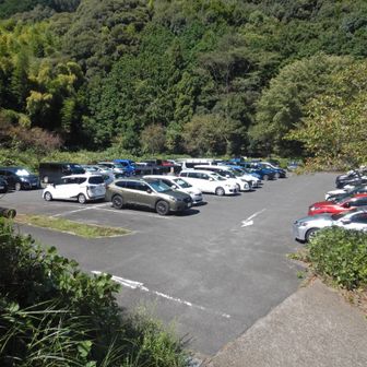 なんとか駐車場に着。緊張の糸が切れ、ひざから崩れ落ちる。