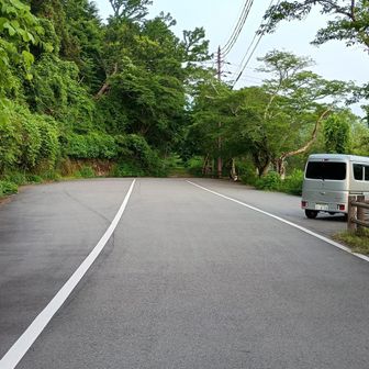 この先至山登山口です
手前の両側に車は止められます
この先の道はバリケードがあり使っていません