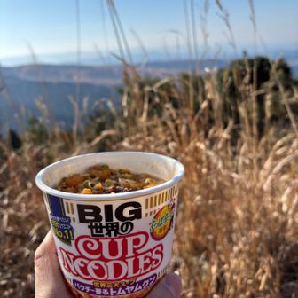 日清のトムヤンクン、ビッグが売ってたので迷わず買った
酸っぱ辛い、攻めてるヌードルだと思う
まだ昼には早いけど、ちょうど2時限目が終わるかどうかという早弁の時間だし良しとする👍