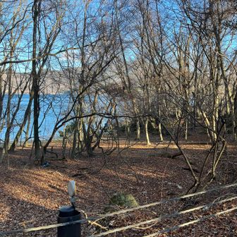 湖畔までおりてきました
最後はロード歩き