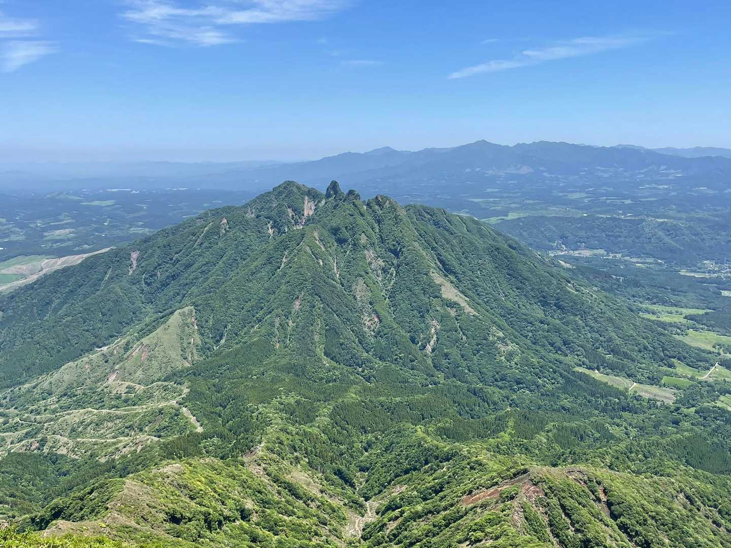 根子岳。
遠くに祖母山。