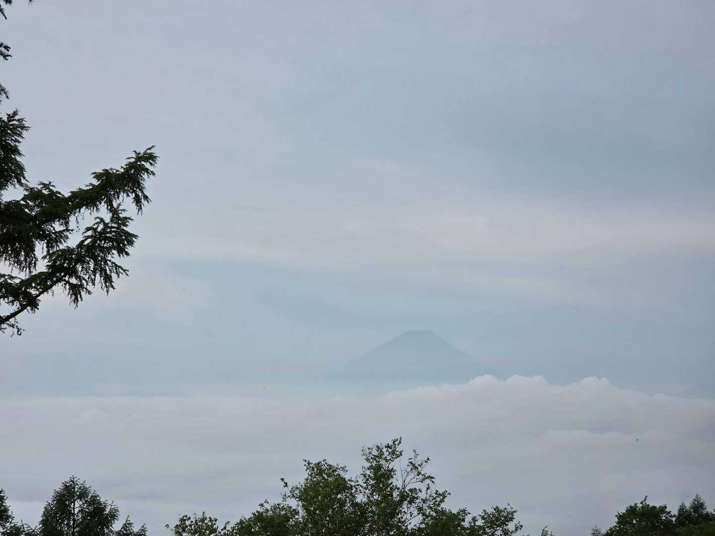 うっすらと富士山