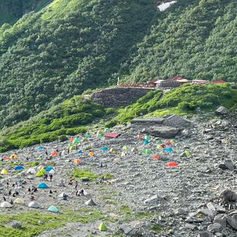 涸沢まで下りてきました。
涸沢小屋で休憩してから、上高地に向かいました。