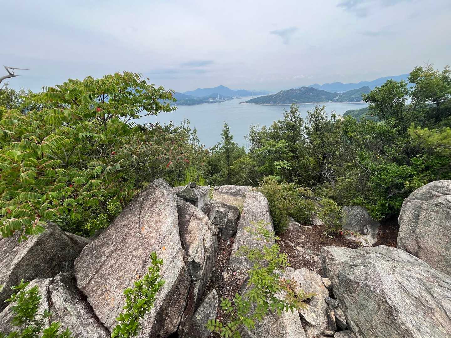 石の上に3ヶ月 石鎚山 石鎚信仰と磐座祭祀 岩場から眺める海の眺望（愛媛県越智郡上