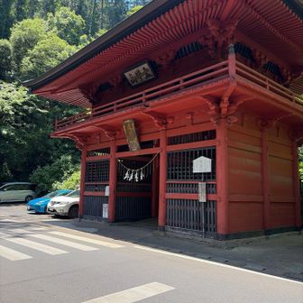 長い階段の先にある隋神門