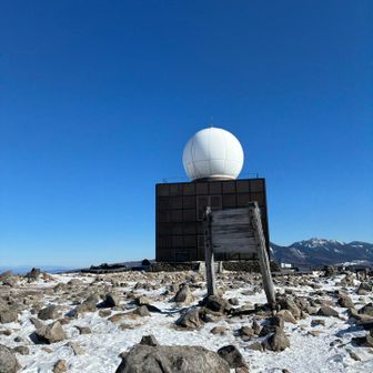 他の山の頂上からよく見る球体や〜