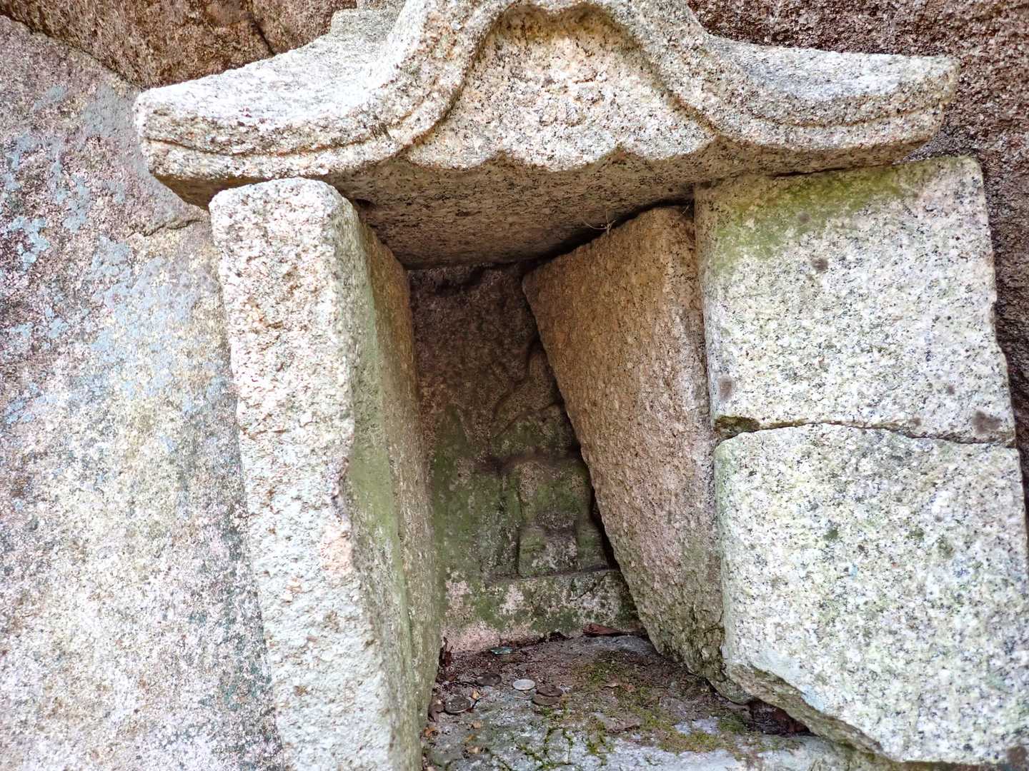 石仏は奥の岩に直接彫られた磨崖仏です。その前に石祠が作られています。ちょっと珍しい。