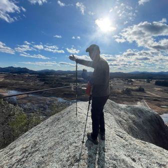 ビビりの夫がめずらしく率先して登ってました。落ちたら危ないから戻りましょう。