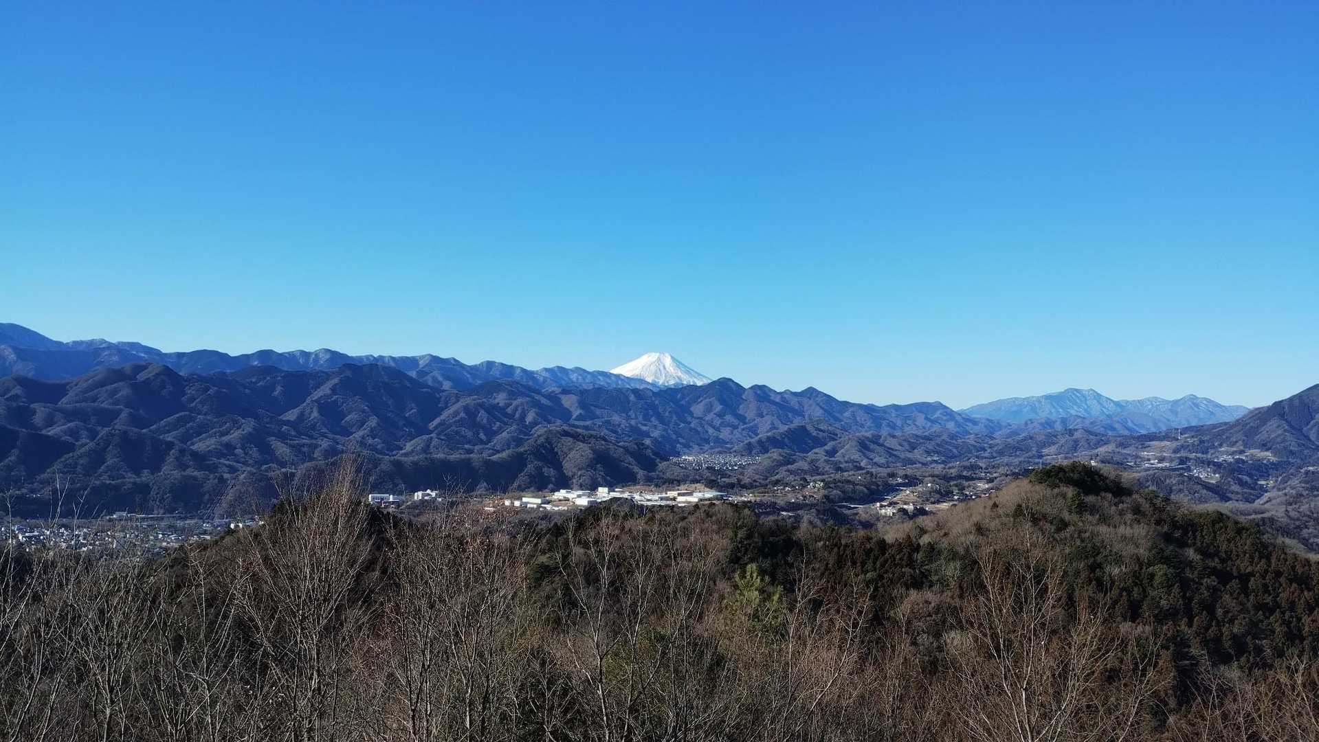 八重山の展望台に到着‼️

2〜3パーティが休憩したり次のルートを確認したりと、とても賑わってました😊