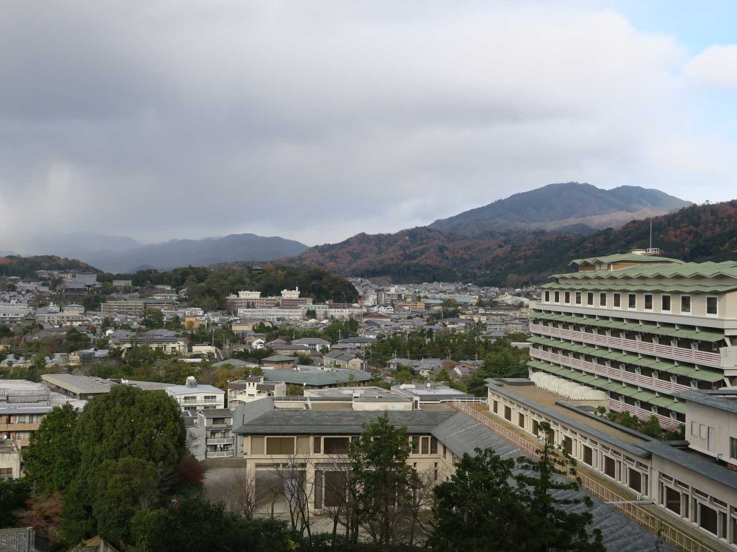 右上が比叡山。
正面の小山は吉田山。10年前には吉田山近くの真如堂へ参拝した。