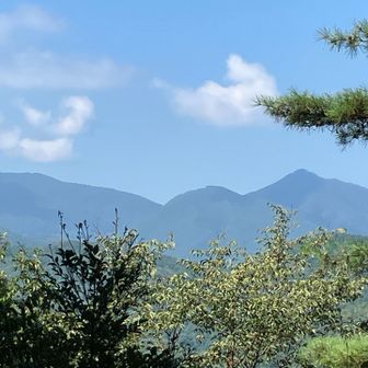 大日山から臨む（向かって左から）堂平山・笹山・笠山。