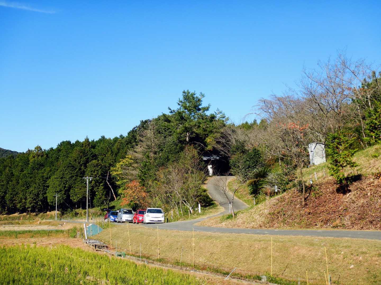 世界の桜の園公園からスタート！駐車場は満車のため、手前の路肩に駐車。人気あるなぁ〜。計10台くらいは駐車可。