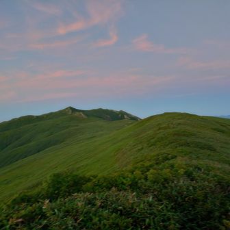 真っ暗になる前に飯豊本山を眺めに行く