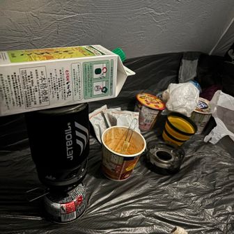 小屋泊の宴会を横目に風呂上がりのポカポカ無敵状態でさっさとテントに戻りメシ。ハヤシメシの方が100倍美味いんじゃ！