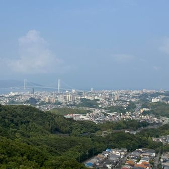 六甲の山々は
駅から駅へと歩く低山ハイクとなっているため
山と街が密接しています。
