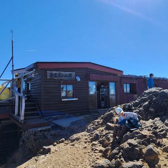 山頂に山小屋！！