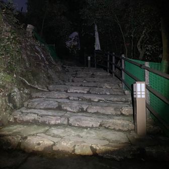 ふたたび天守台へ向かいます
まだ、営業中だと言うのに真っ暗
上台所にいたカップルは大変だ