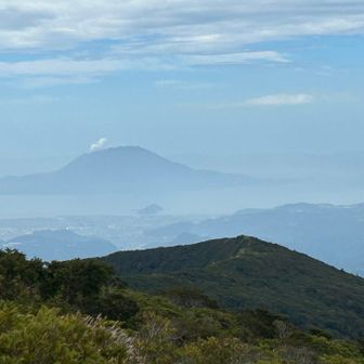 遠くに桜島