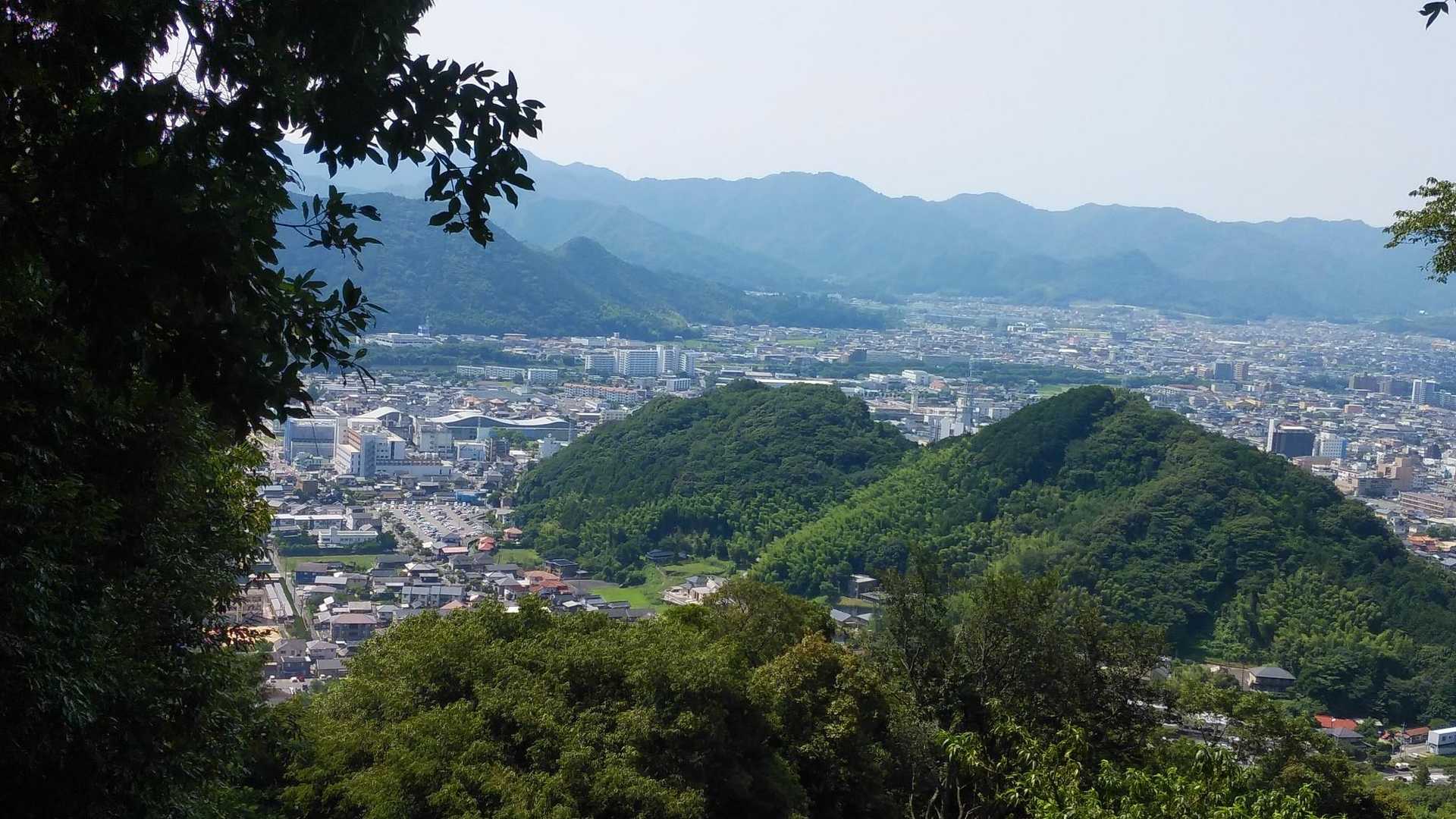 展望所眺望　ウェーブ屋根YCAM前に白鷺のねぐら向山手前は障子ヶ岳🎋