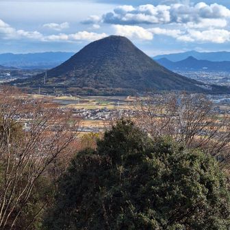 帰る前に駐車場から撮影した飯野山⛰️　
三年前だったか　１月２日に日の出撮影にも来ました🤳